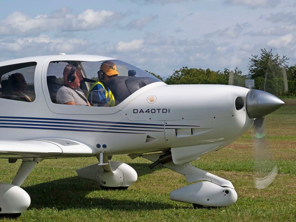 Eine Maschine startet durch zum Rundflug ber das Markgrflerland.