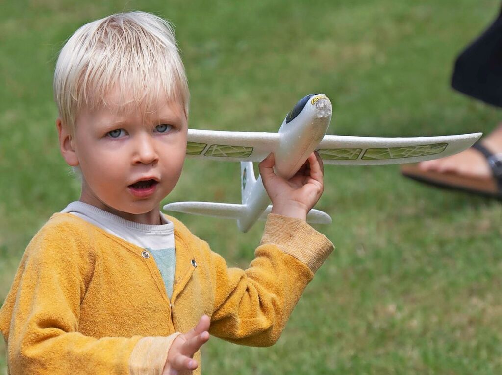 Ein kleiner Pilot lsst sein eigenes Segelflugzeug fliegen.