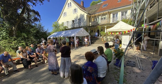 Pilar Buira Ferre bei ihrer Ansprache ...) und dem alten Gebude des Rosenhofs.  | Foto: Sonja Eiche