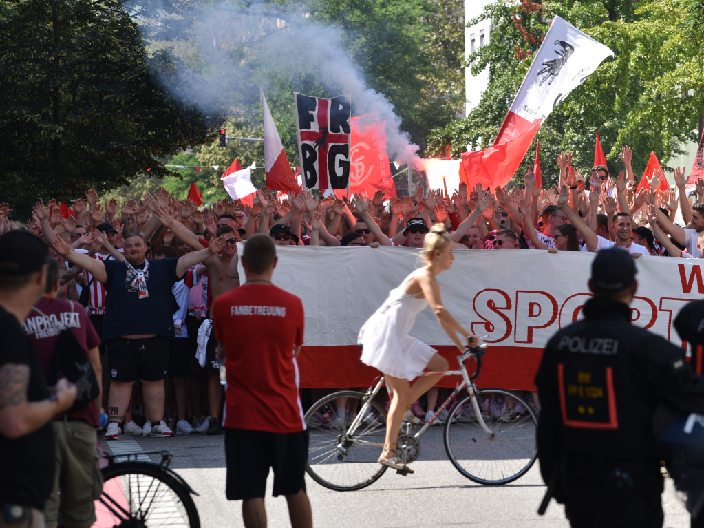 Als wr es ein Auswrts-Spiel: Tausende SC Fans ziehen am Samstagmittag gemeinsam zum Europa-Park-Stadion.