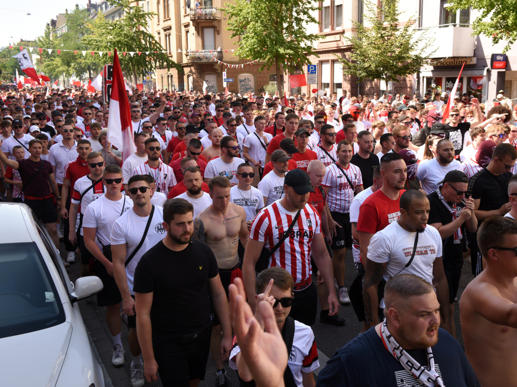 Als wr es ein Auswrts-Spiel: Tausende SC Fans ziehen am Samstagmittag gemeinsam zum Europa-Park-Stadion.