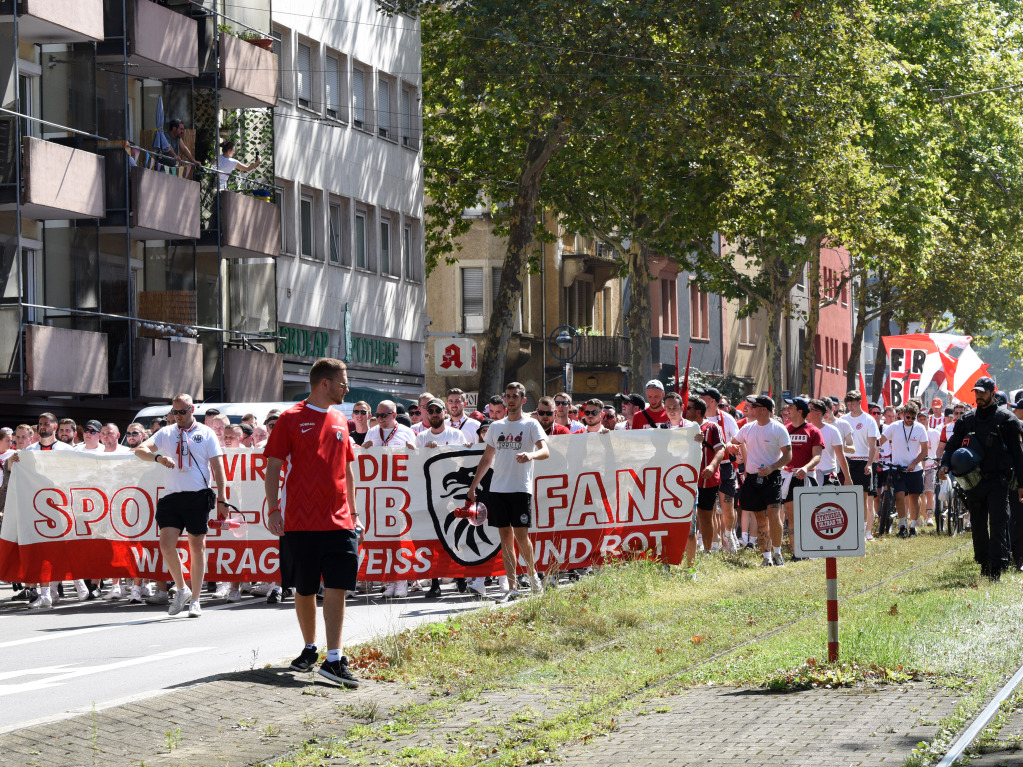 Als wr es ein Auswrts-Spiel: Tausende SC Fans ziehen am Samstagmittag gemeinsam zum Europa-Park-Stadion.