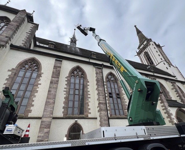 Der Vierungsturm des Neustdter Mnste...leuten auf locker Bauteile inspiziert.  | Foto: Tanja Bury