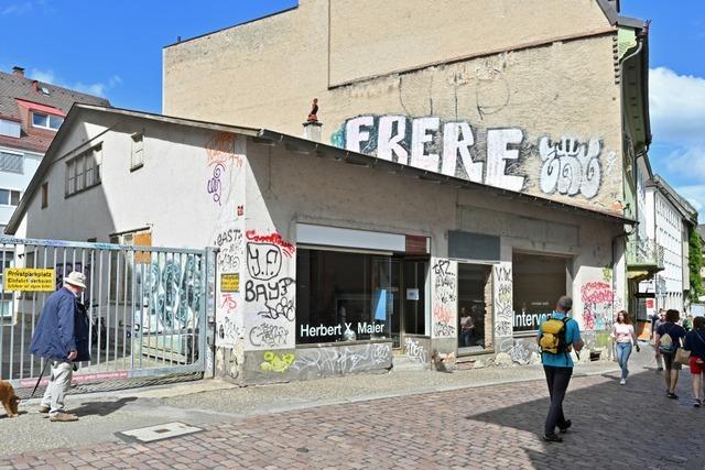 Im ehemaligen Westhoff-Gebude am Mnsterplatz in Freiburg bietet das Caf Ruef bald Frittiertes, Kunst und Einzelhandel