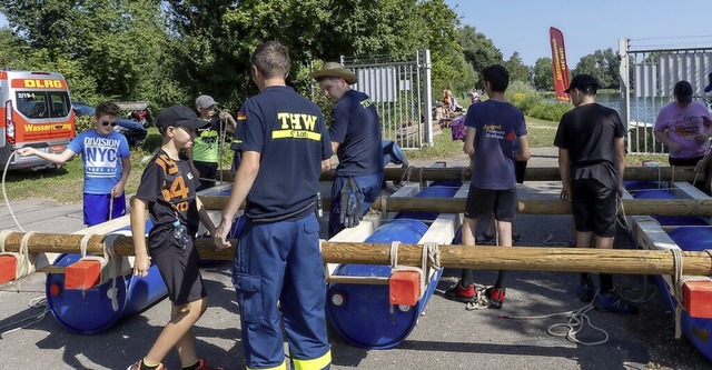 Am Baggersee in Schuttern bauten 13 Ju...olgreichen Belastungstest auf dem See.  | Foto: THW