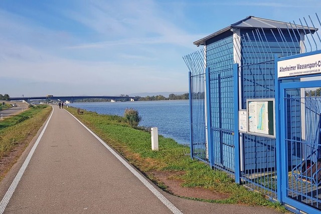 In etwa in der Mitte zwischen der Anla...thafen am Rhein bei Neuried entstehen.  | Foto: Christian Kramberg