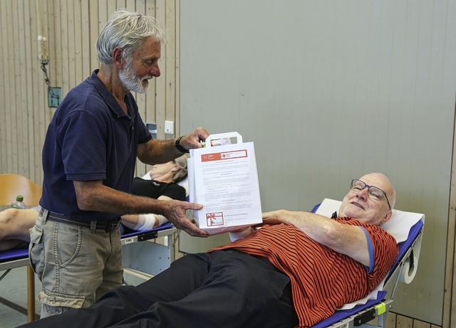 Jrgen Weber vom DRK bedankt sich bei ...der Werner Kohler mit einem Geschenk.   | Foto: Sandra Decoux