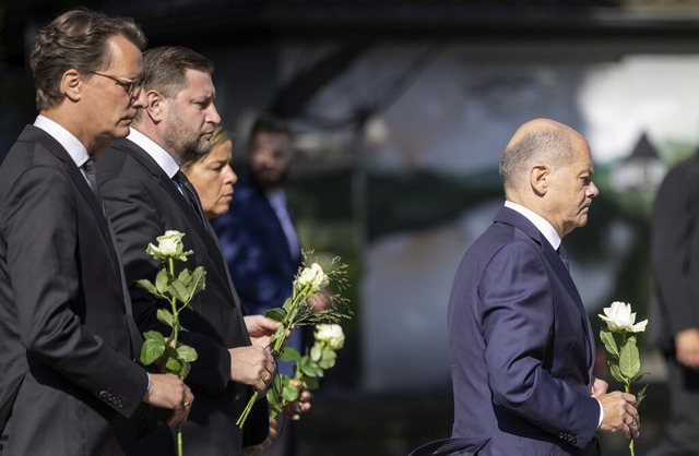 Weie Rosen fr die Opfer des Solinger...er Scholz und Politiker des Landes NRW  | Foto: Thomas Banneyer (dpa)