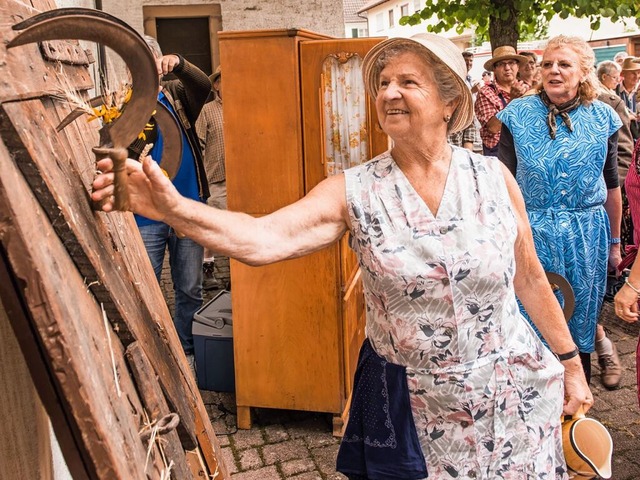 Wenn die Erntesaison beendet ist, wird...tadt symbolisch die Sichel aufgehngt.  | Foto: Alexander Anlicker