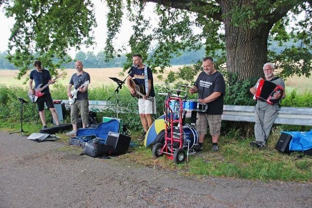 Die Band Sternensee aus March bringt die Menschen auf der Dreisambrcke zum Tanzen