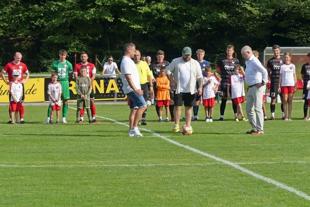 Symbolischer Ansto in der neu saniert...ehen die Spieler schon im Hintergrund.  | Foto: Daniela Nubaum-Jacob