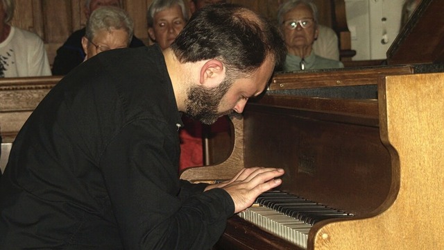 Der Pianist Danylo Saienko spielte ein Ausnahmekonzert.  | Foto: Karin Stckl-Steinebrunner