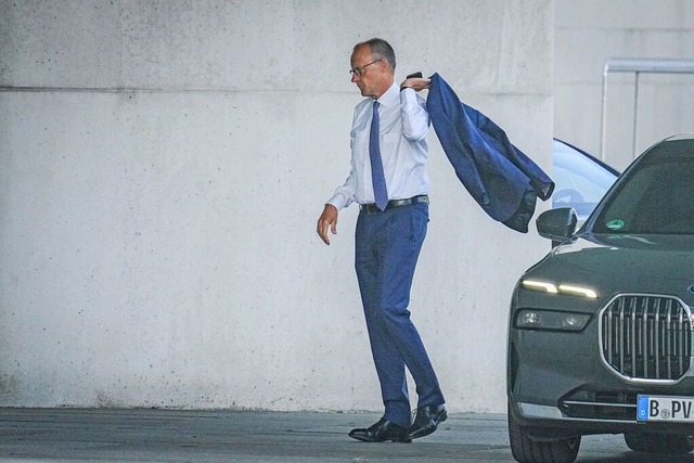 Der CDU-Bundesvorsitzende Friedrich Me... dem Weg zu Kanzler Olaf Scholz (SPD)   | Foto: Kay Nietfeld (dpa)