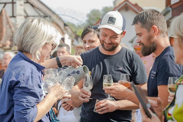 Frhliche Geselligkeit und Weingenuss ...im Auggener Winzerfest im Mittelpunkt.  | Foto: Volker Mnch