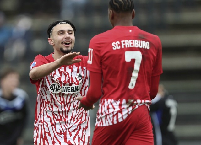 Der Freiburger Berkay Yilmaz (links) &... fr den Zweitligisten 1. FC Nrnberg.  | Foto: IMAGO