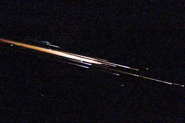 Ein Starlink-Satellit ist nach Angaben...Schweiz in die Atmosphre eingetreten.  | Foto: Tim Meyer (dpa)