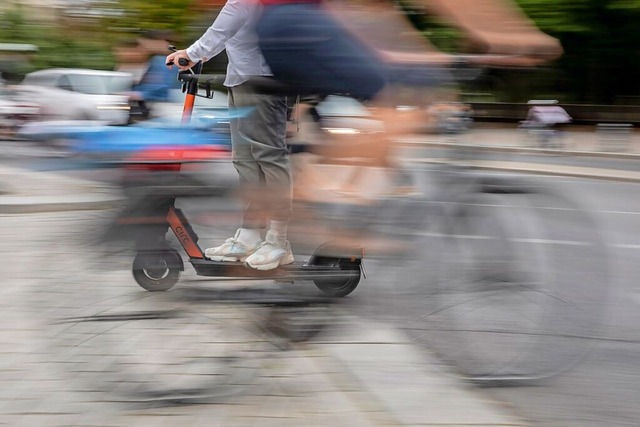 E-Scooter und Fahrrad: In Weil am Rhei... dieser Konstellation zu einem Unfall.  | Foto: Christoph Soeder (dpa)