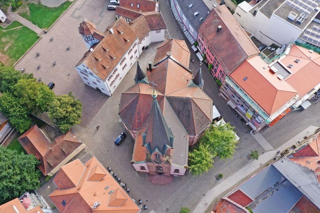 Die evangelische Stadtkirche aus der Luft  | Foto: Matthias Weniger