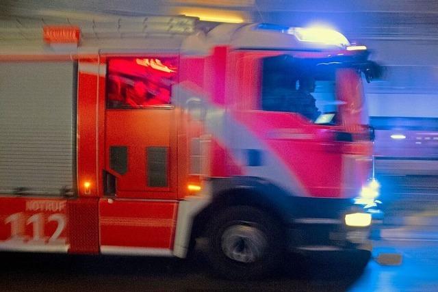 Neurieder Feuerwehr lscht einen brennenden Golf