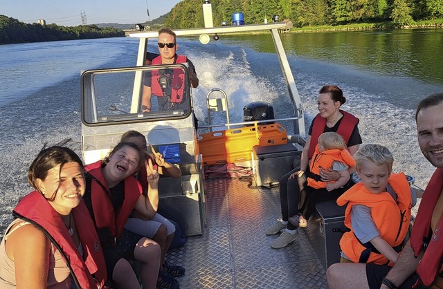 Am Ende der Spielstationen im Rahmen d... Feuerwehrboot ber den Rhein fahren.   | Foto: Susanne Eschbach