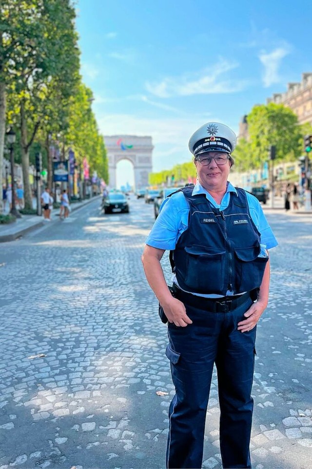 Doris Reibel auf der Champs lyse in Paris in ihrer Polizeiuniform  | Foto: Privat