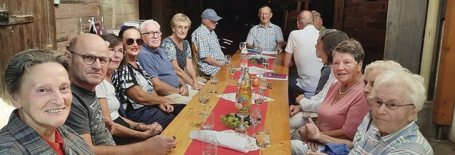Josef Eisenbeis (am Kopfende des Tisch...ber die Flure und Wlder in Oberweier.  | Foto: Ekkehard Klem