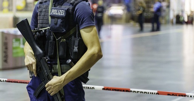 Ein Polizist sichert nach der Tat am 2...n Bereich am Frankfurter Hauptbahnhof.  | Foto: Andreas Arnold (dpa)