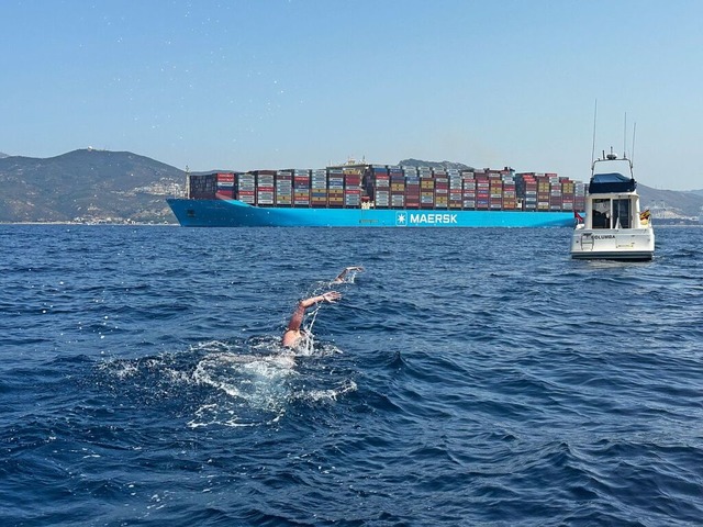 Auf dem Weg zwischen Europa und Afrika...ist das Begleitboot des Duos zusehen.   | Foto: Privat