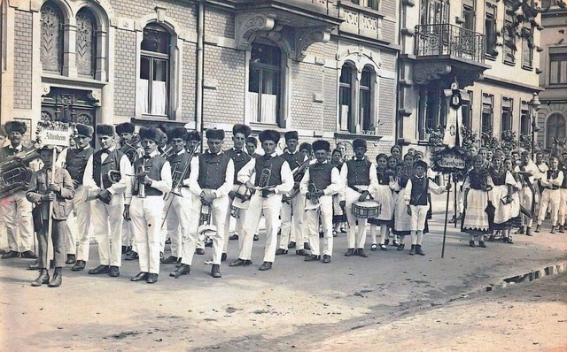 Die Kapelle im Grndungsjahr 1924 in Offenburg mit der typischen Fellmtze  | Foto: Musikverein Altenheim