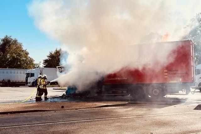 Lastwagen brennt auf Raststtte an der A 5 bei Schallstadt lichterloh