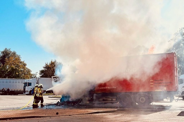 Der in Brand geratene Lkw hatte nur leere Transportboxen geladen.  | Foto: Daniel Seidel / Feuerwehr Bad Krozingen