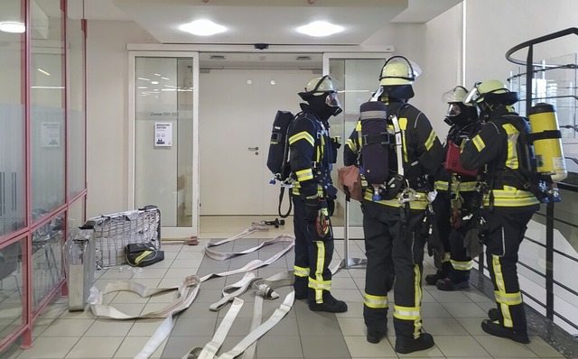 Einsatzkrfte nach der erfolgreichen Brandbekmpfung auf Station 2A.  | Foto: Ortenau-Klinikum