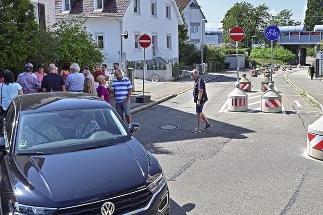 Neues Durchfahrtverbot fr den Kirchweg in Freiburg-Zhringen sorgt fr Protest