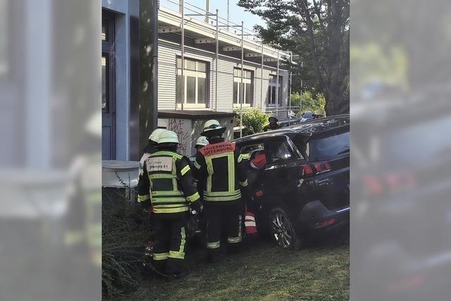 Autofahrer prallt gegen Hauswand