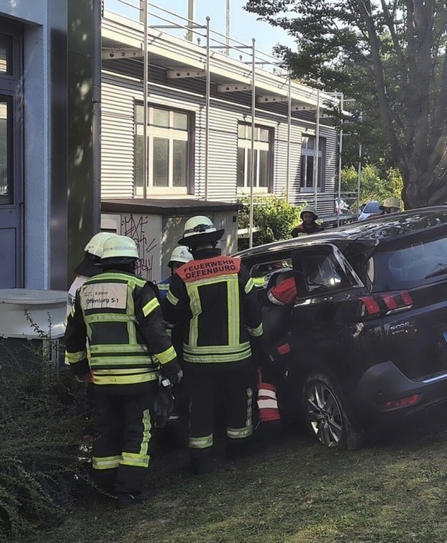 Die Feuerwehr befreite einen 68-Jhrigen aus seinem Wagen.  | Foto: Feuerwehr Offenburg