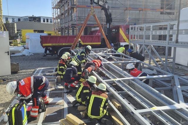 Schweres Metallgestell kippt auf Handwerker