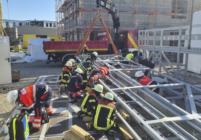 Einsatzkrfte der Feuerwehr befreien e...allenen Metallgestell eingeklemmt ist.  | Foto: Feuerwehr Offenburg