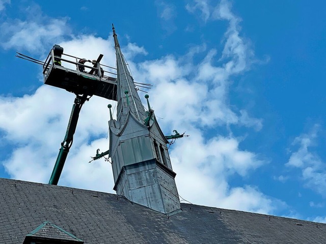 Mit Metallbndern wurde der Vierungsturm des Mnsters gesichert.  | Foto: Tanja Bury