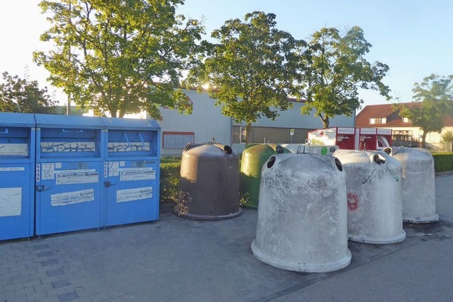 Die Glascontainer beim Rewe-Markt in B...r wchentlich von Mll befreit werden.  | Foto: Manfred Frietsch