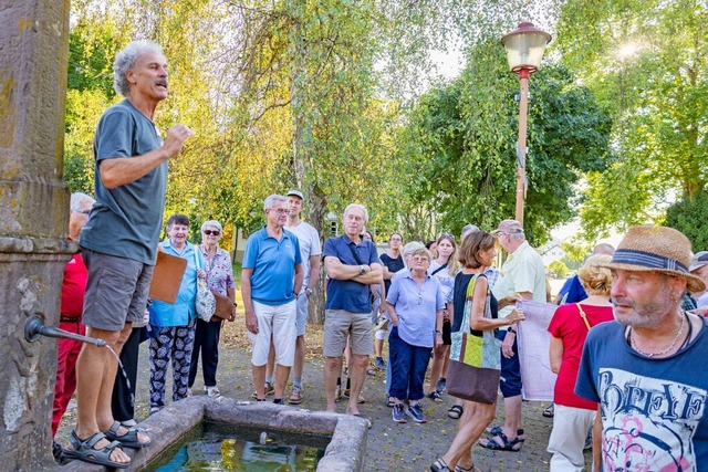 Das Interesse am historischen Rundgang...Schwald (auf dem Brunnen)  war riesig.  | Foto: Alexandra Gnzschel