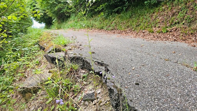 Der Asphalt brckelt krftig und kolle... schmale Geisterstrae bei Glashtten.  | Foto: Gerald Nill