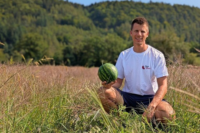 Julius Stein baut in Laufenburg-Staden...blieben und verschwinden fast im Gras.  | Foto: Julia Becker