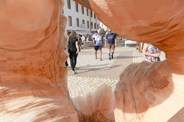 Kunstfreunde erkunden den Skulpturenpa...ag   auf dem Domplatz aufgebaut wird.   | Foto: Susanne Filz