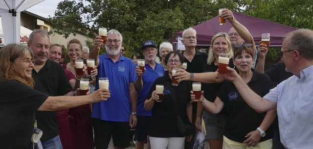 Ein Hoch dem  Organisationsteam &#8211...riebolin stieen alle auf das Fest an.  | Foto: Ulrich Senf