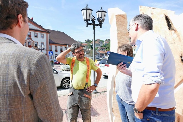 Man kennt sich. Bildhauer Maurizio Per...r, links Brgermeister Adrian Probst.   | Foto: Susanne Filz