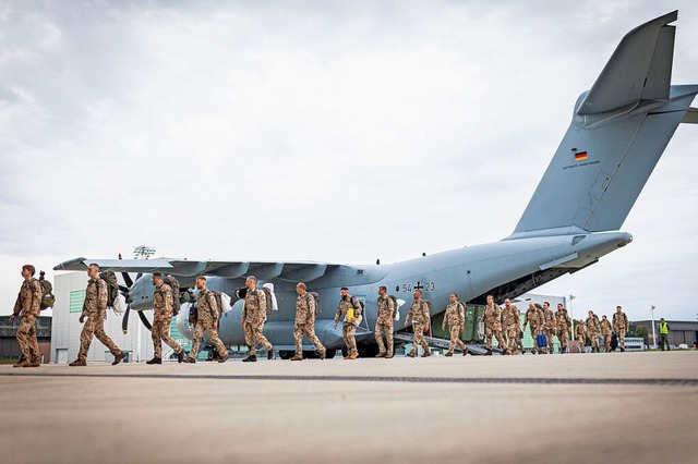 Bundeswehr-Soldaten verlassen am Abend...f in der Region Hannover gelandet ist.  | Foto: Moritz Frankenberg (dpa)