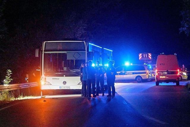 Frau sticht auf Busfahrgste in Siegen ein – drei in Lebensgefahr