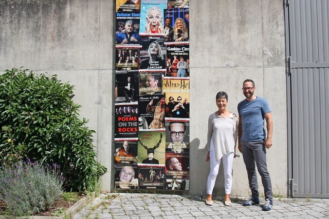 Elisabeth Fnfgeld und Roman Schneider mit der Plakatwand zur neuen Spielzeit.  | Foto: Christiane Franz