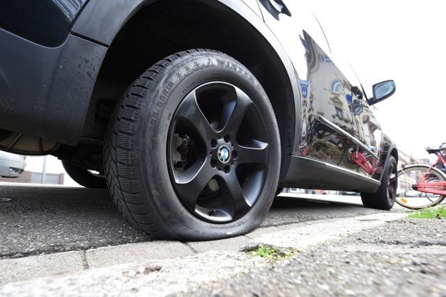 Unbekannte lassen in Freiburg-Sthlinger bei mindestens neun Autos die Luft aus den Reifen