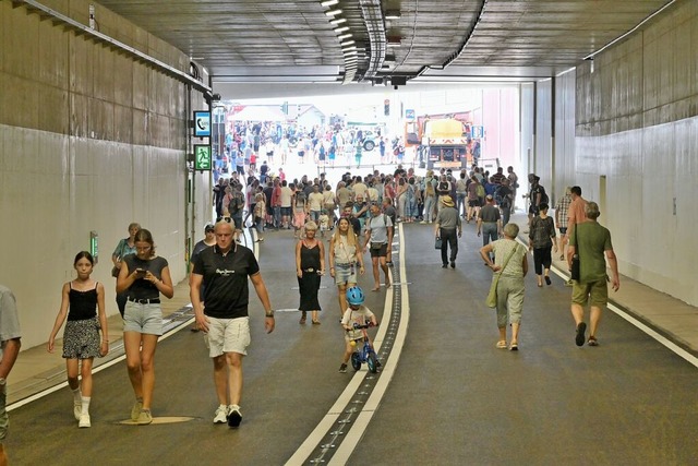 Bevor der Tunnel fr den Verkehr freig...rde, durfte er zu Fu erkundet werden.  | Foto: Markus Zimmermann